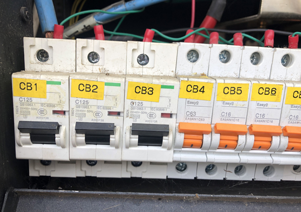 配電箱開關(guān)標(biāo)簽選碩方覆膜標(biāo)簽帶，清晰耐久有保障